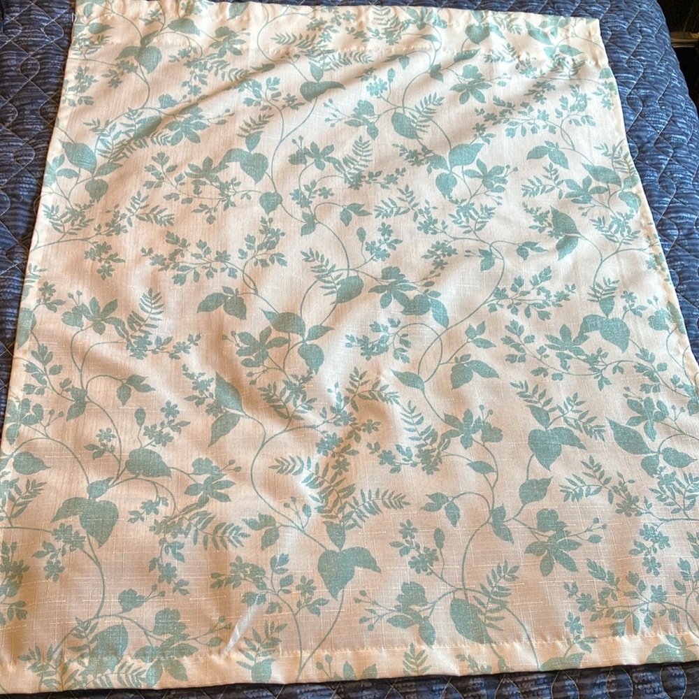 Pretty ๐คฉ 3 piece green and cream color kitchen curtain set, like new condition! - Picture 2 of 7